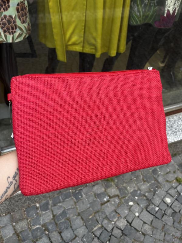 Dámska listová červená kabelka do ruky s putkom.