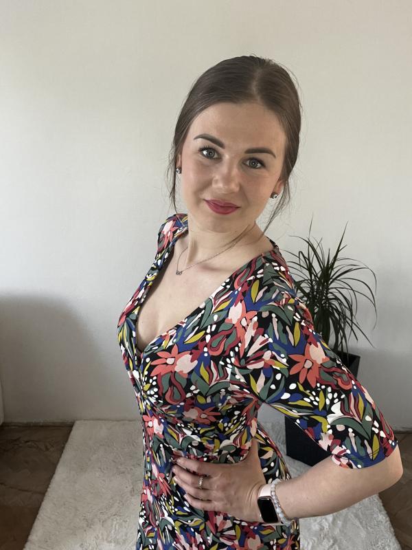 ZILCH Dámske vzorované šaty, ktoré sú cez prsia preložené, strihom do A.