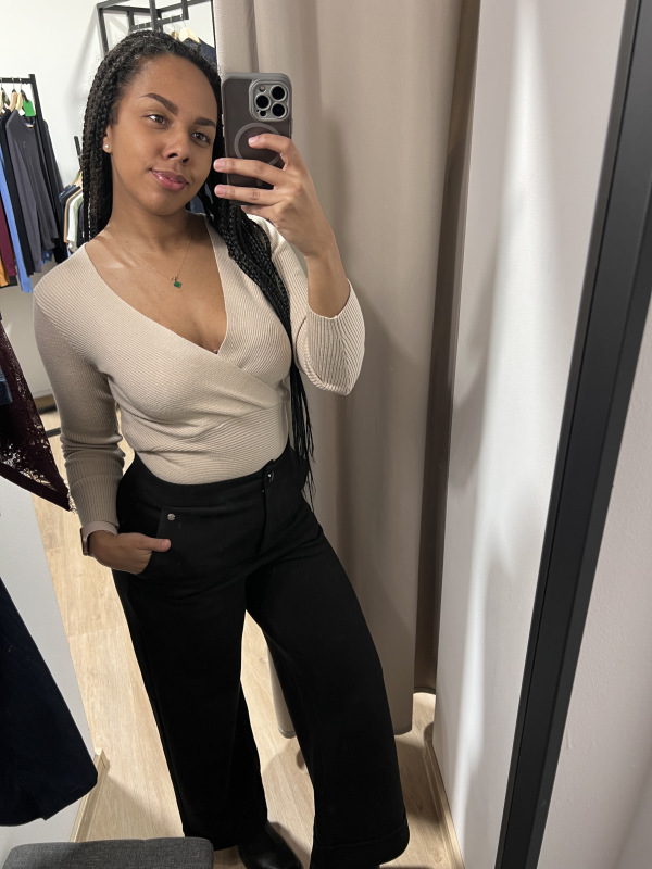 TOP SECRET Dámsky béžové tričko s V výstrihom.